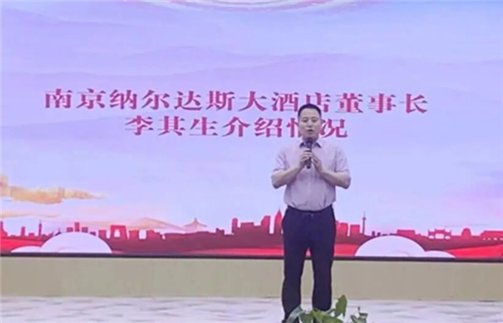 男人的照片上写着字

AI 生成的内容可能不正确。